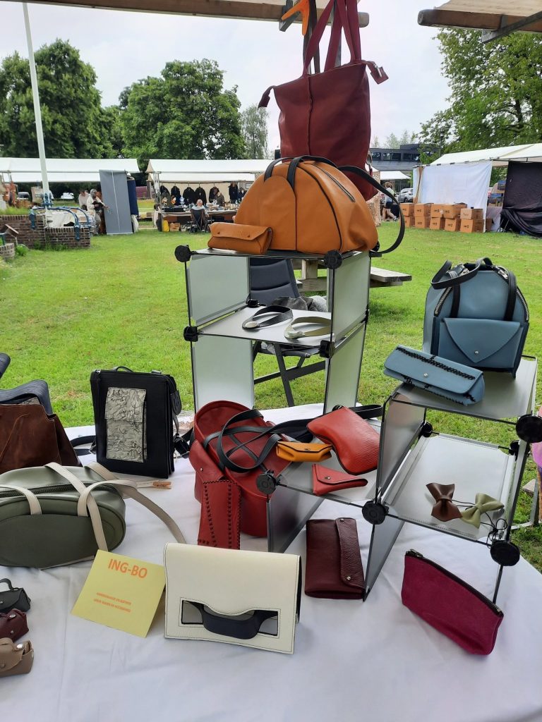 Trotsmarkt Vught Diverse leren tassen en accessoires op een markt.